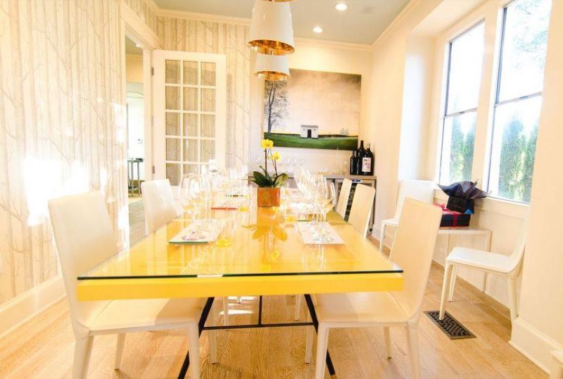 comedor moderno iluminado